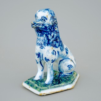 Een blauw-witte Delfts aardewerken hond op een grondje, 18e eeuw